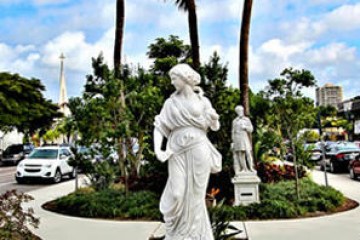 Outdoor statues in St Armands Cricle, FL